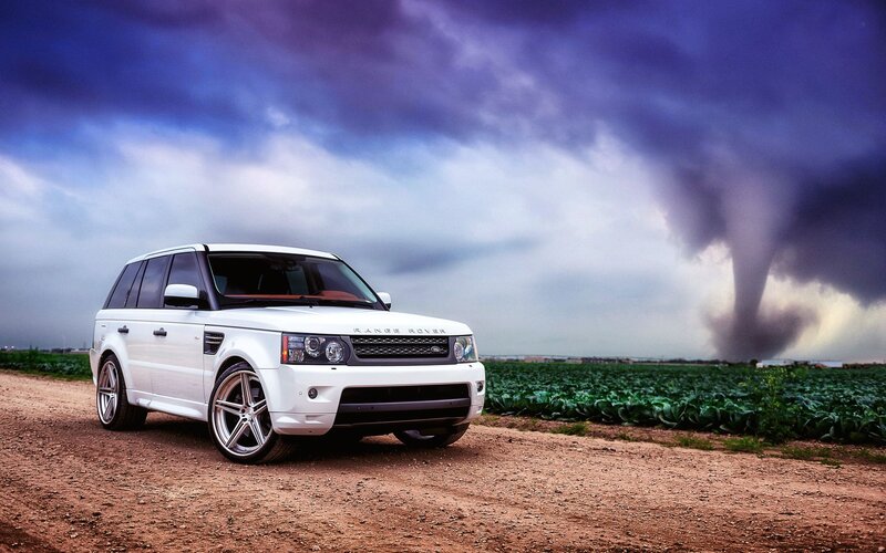 White Range Rover — Dramatic