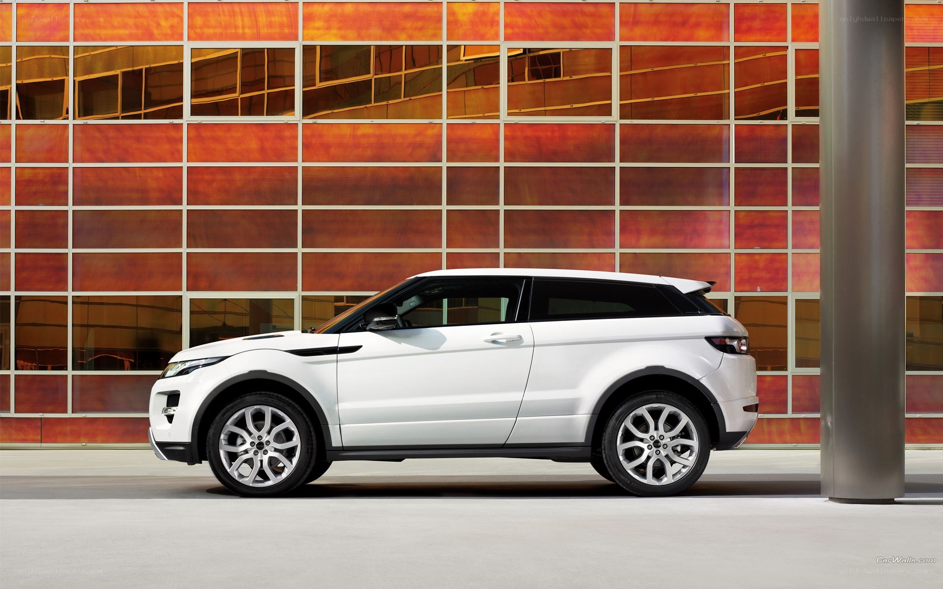 White Range Rover Evoque