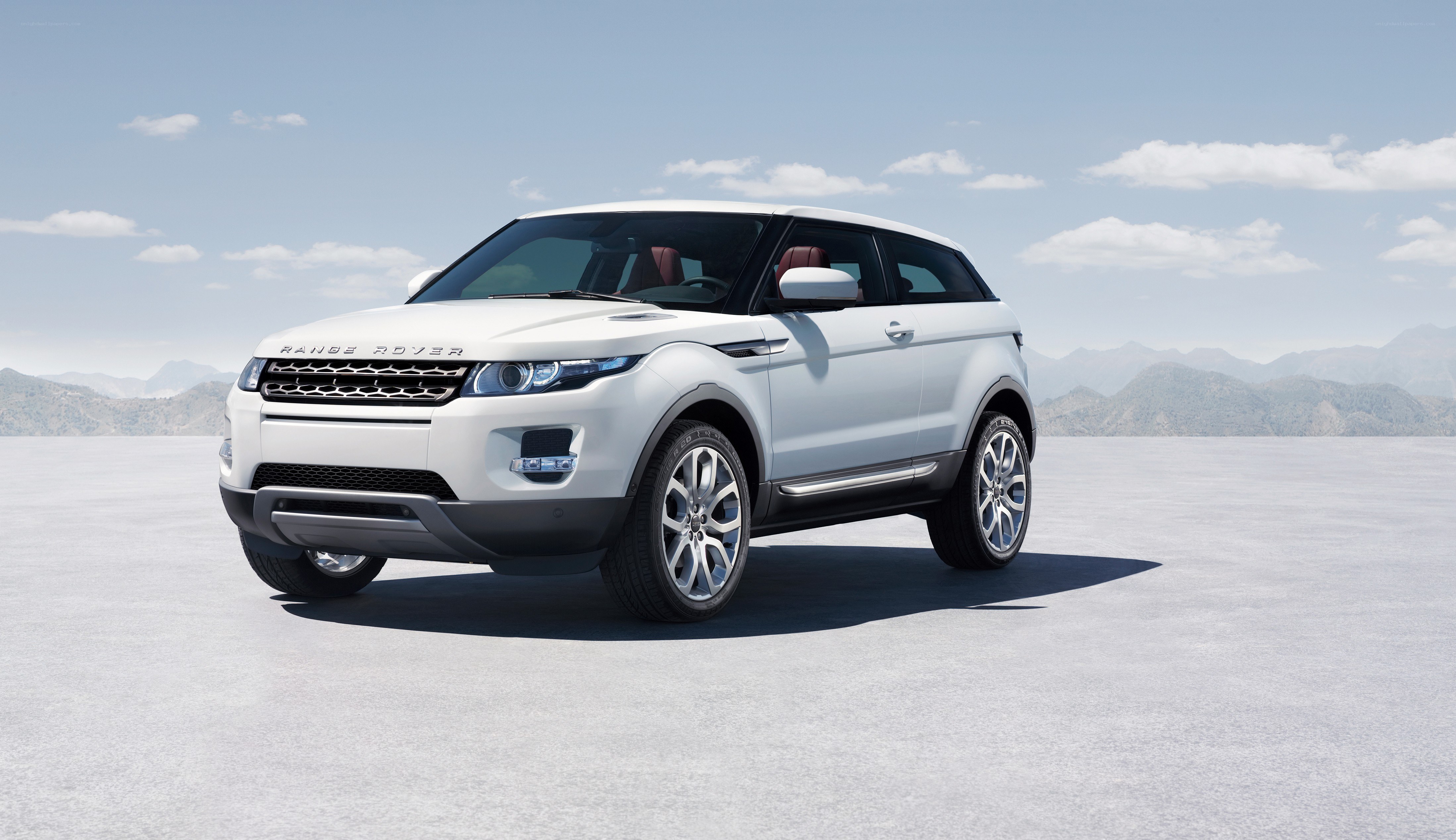 White Range Rover Evoque