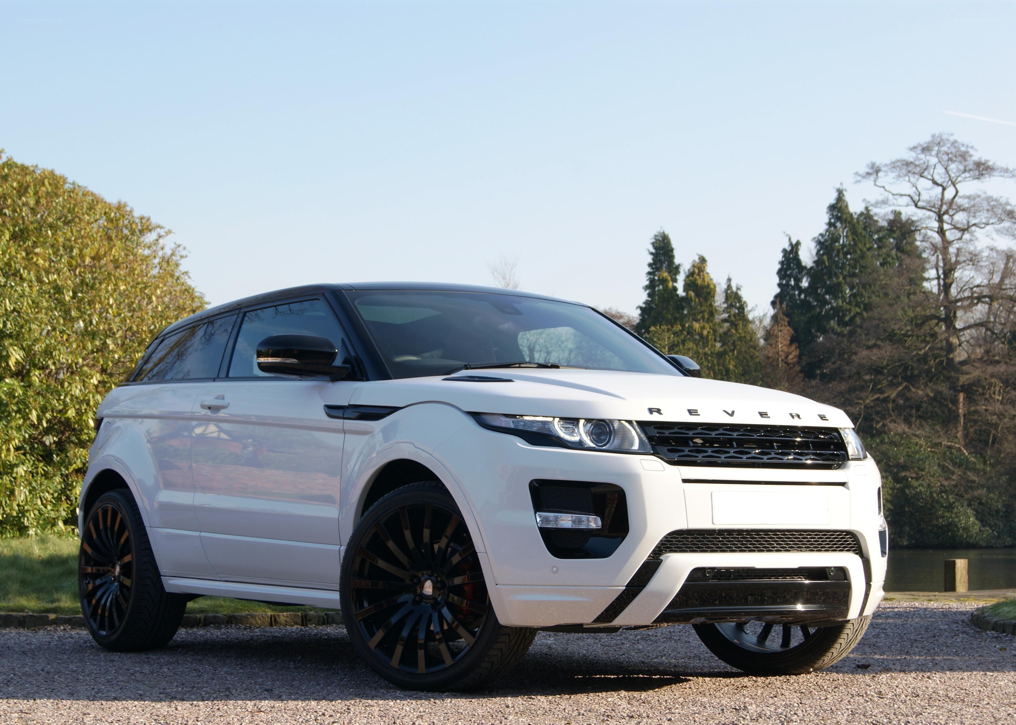 White Range Rover Evoque