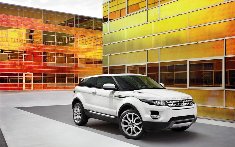 White Range Rover Evoque