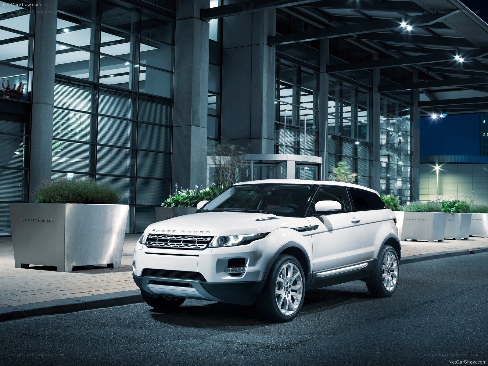 White Range Rover Evoque