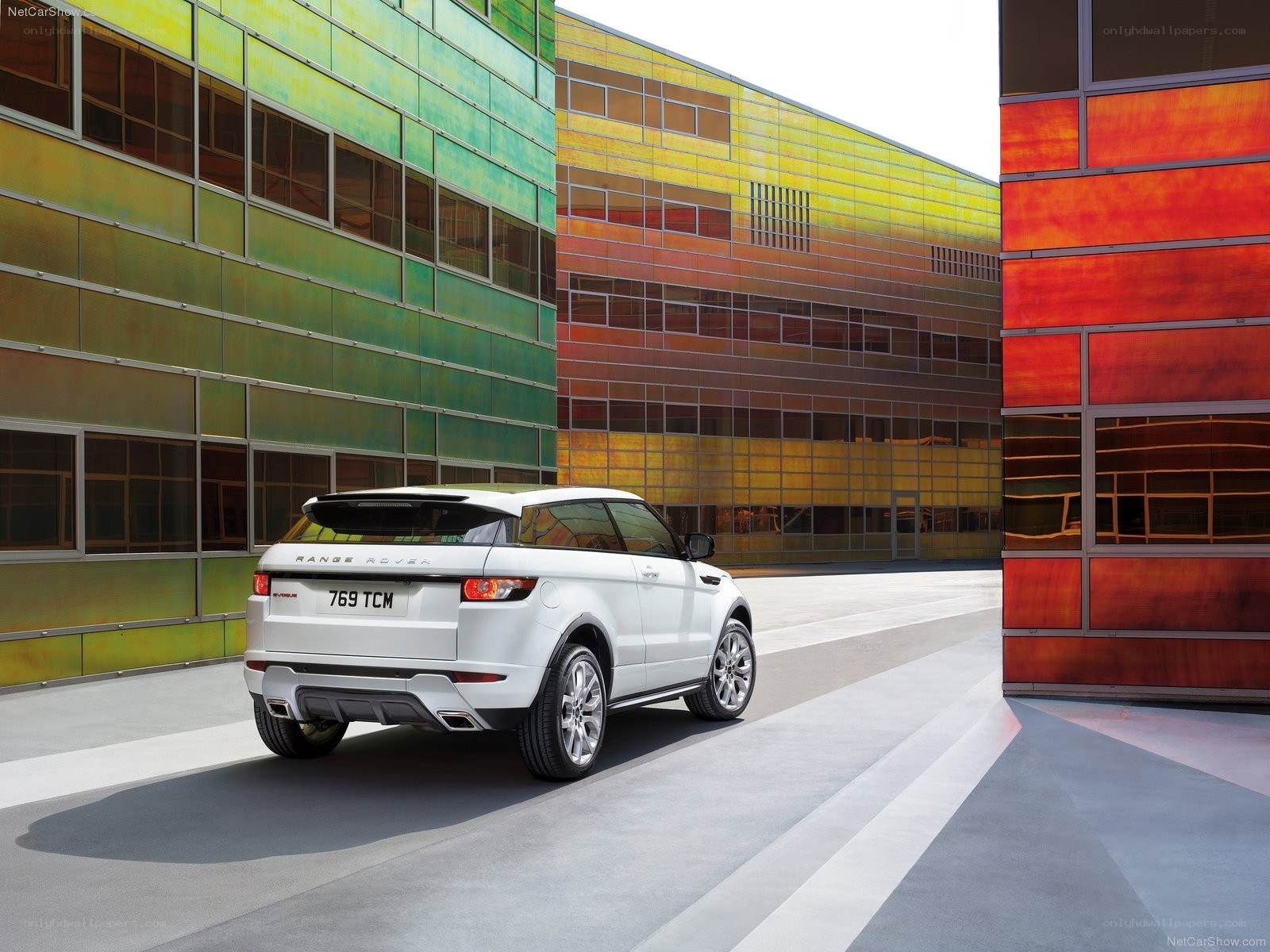 White Range Rover Evoque