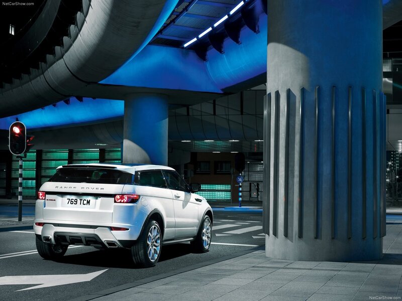White Range Rover Evoque at night