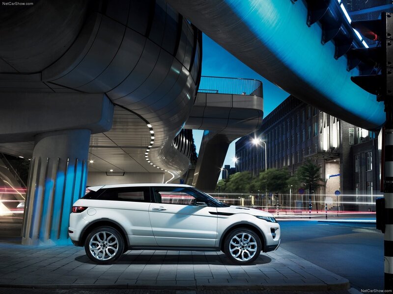 White Range Rover Evoque at night