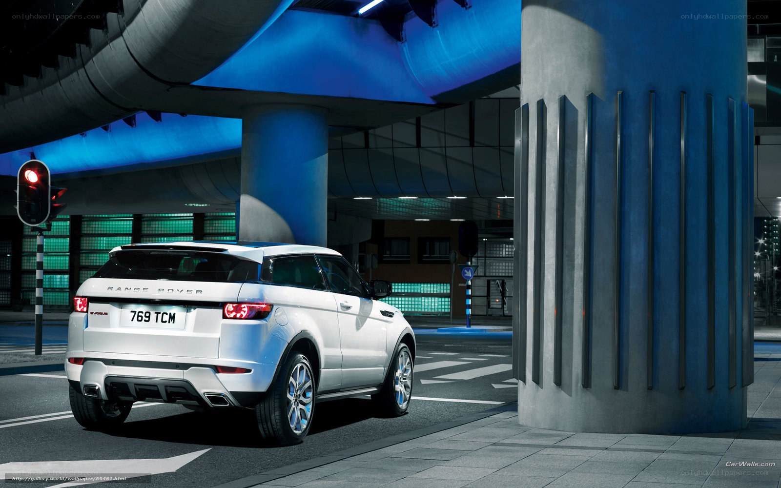 White Range Rover Evoque at night
