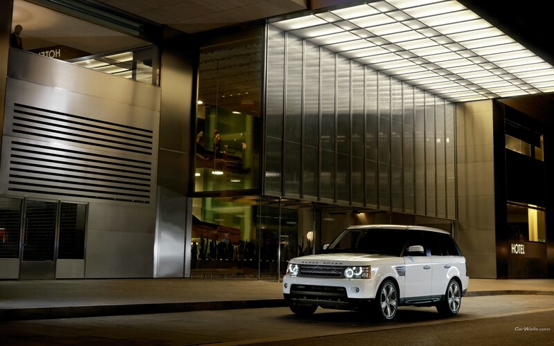 White Range Rover in front of hotel