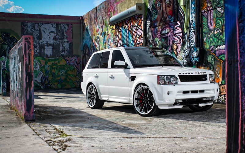 White Range Rover in graffiti alley
