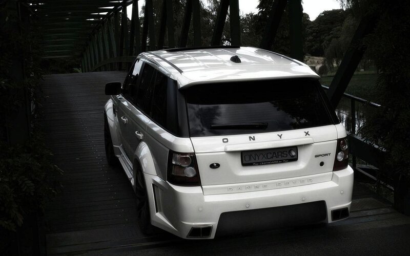 White Range Rover Sport — Dramatic