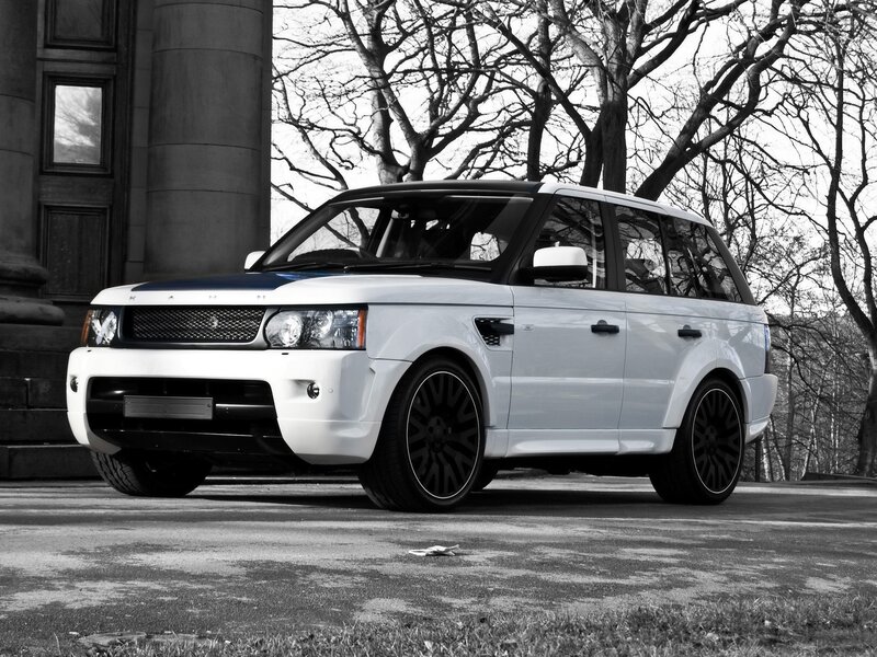 White Range Rover Suv — Dramatic, Autumn