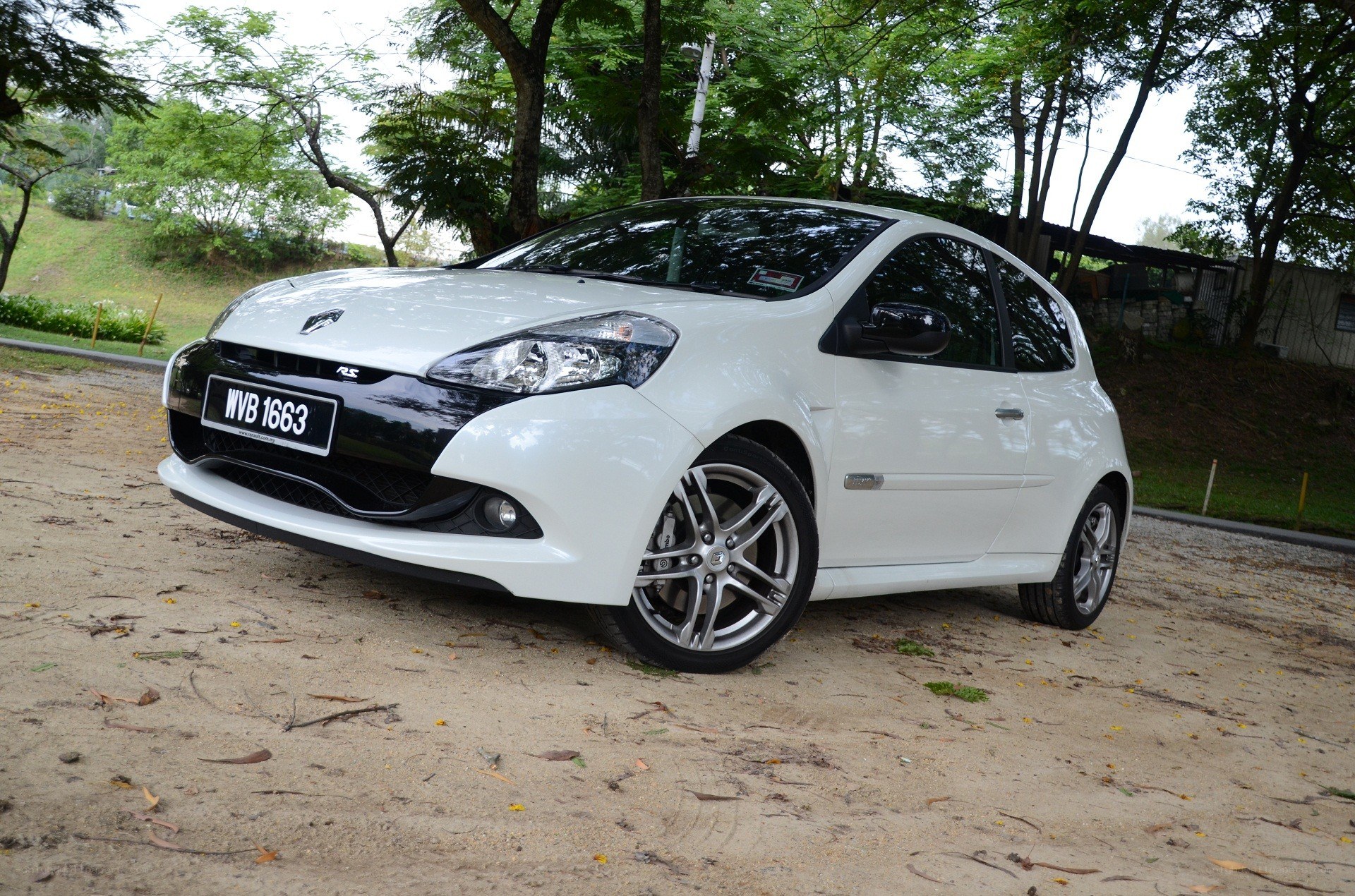 white renault clio rs parked