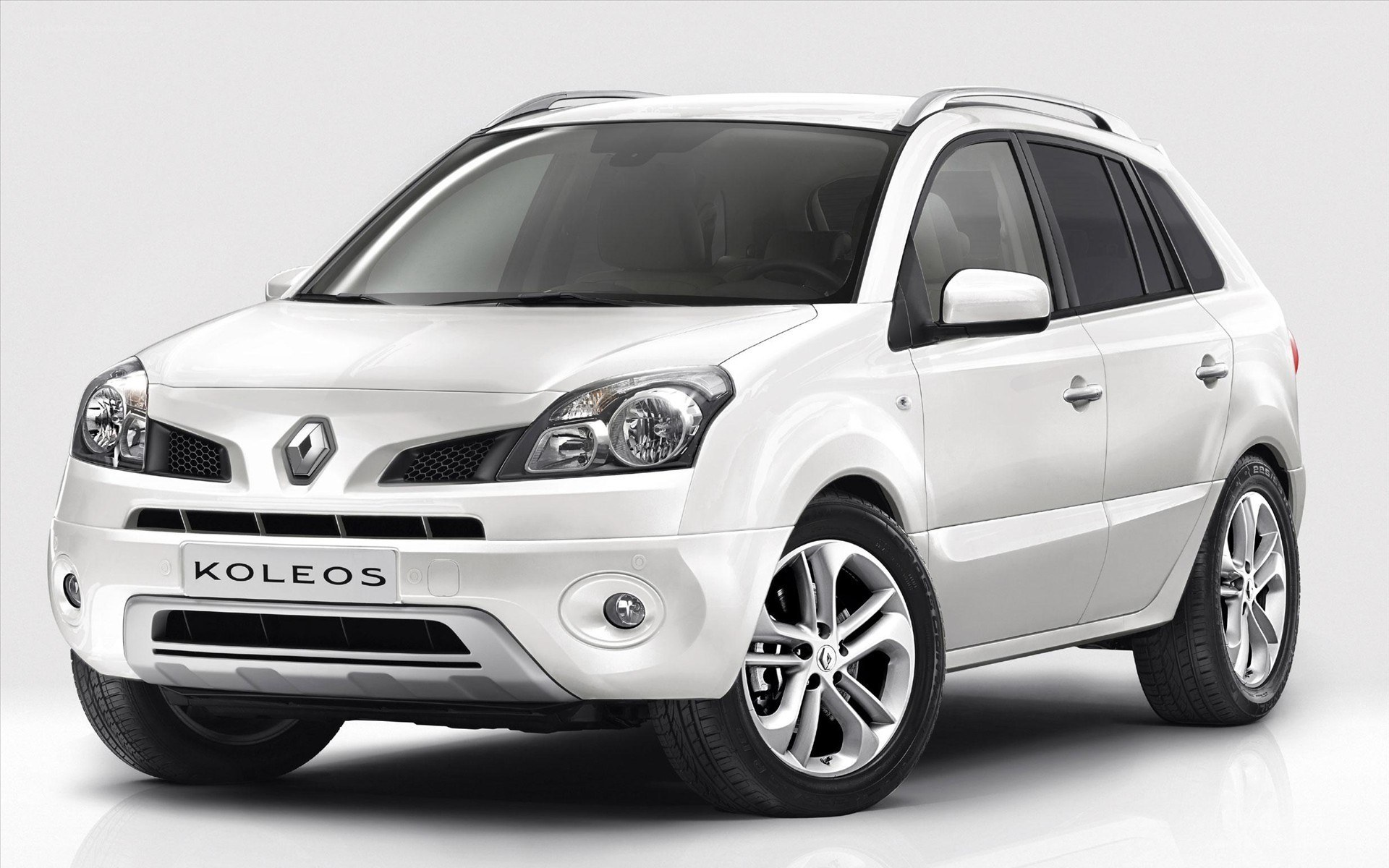 White Renault Koleos SUV
