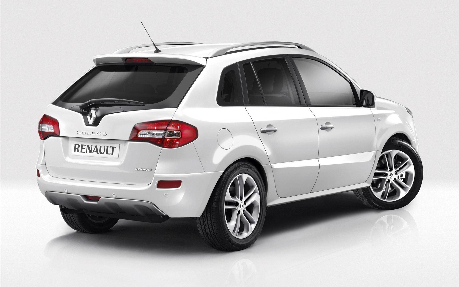 White Renault Koleos SUV