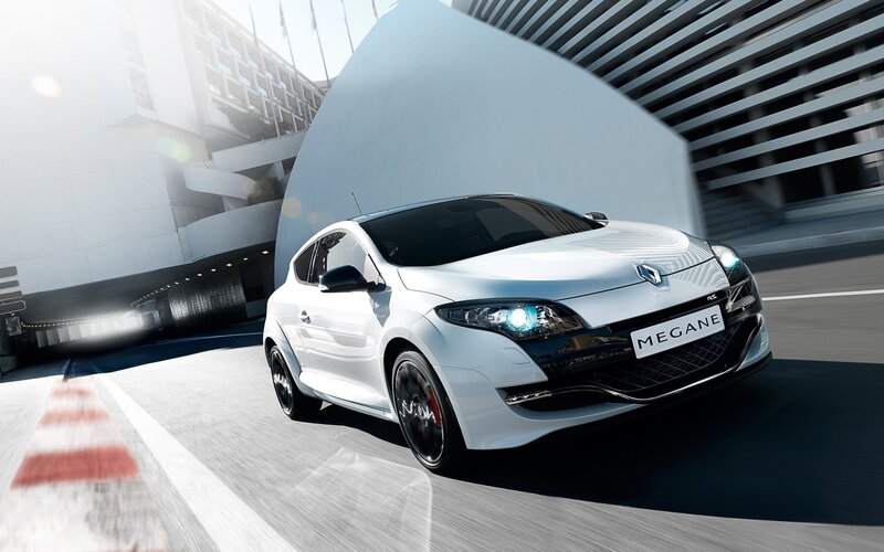 White Renault Mégane in motion