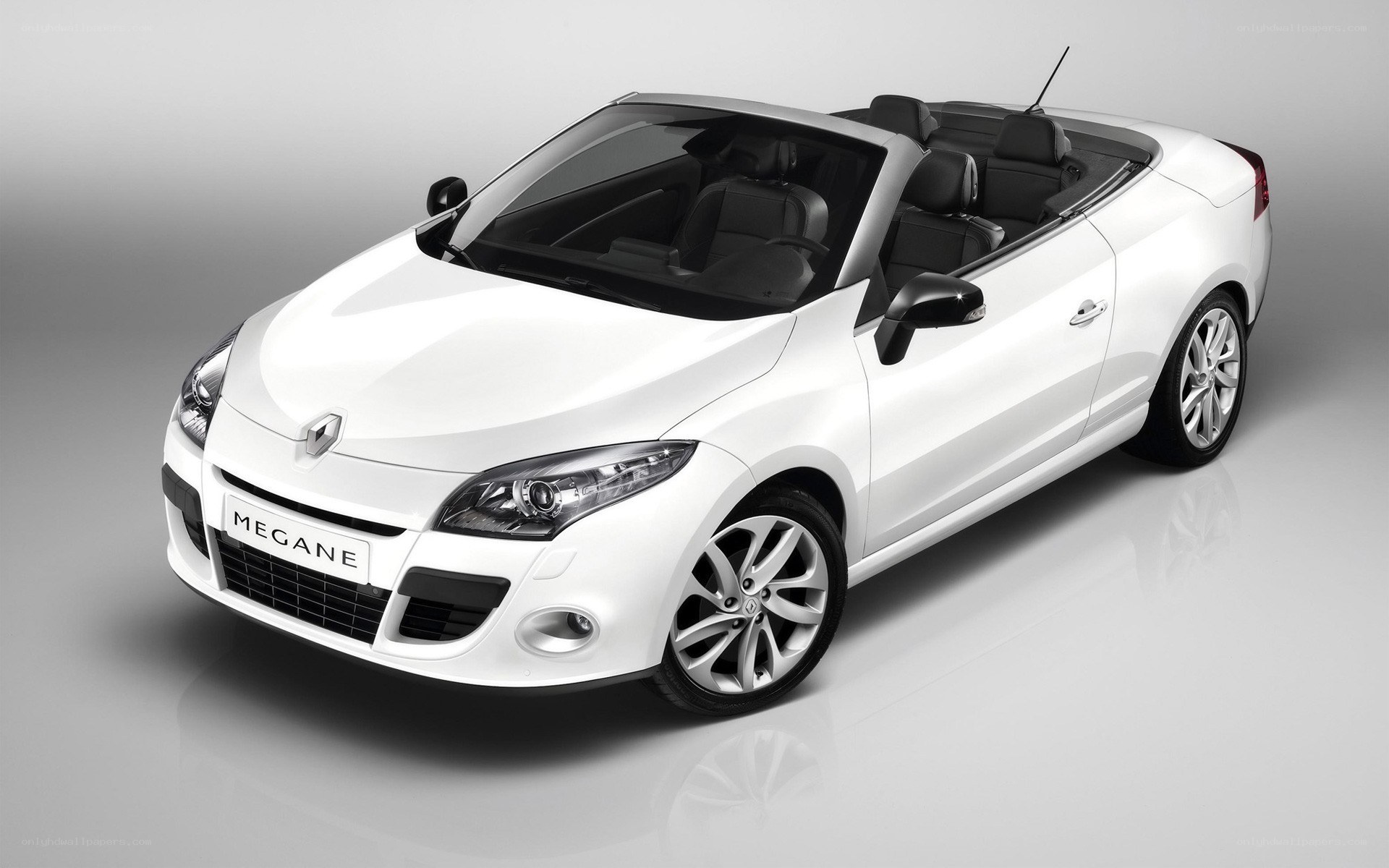 white renault megane convertible