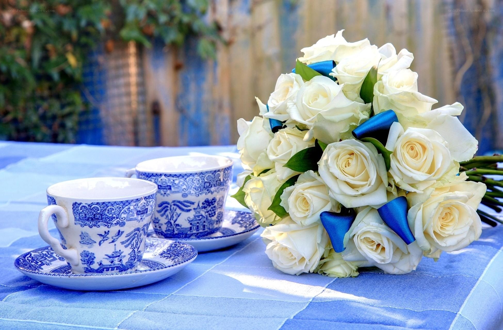White roses and blue china