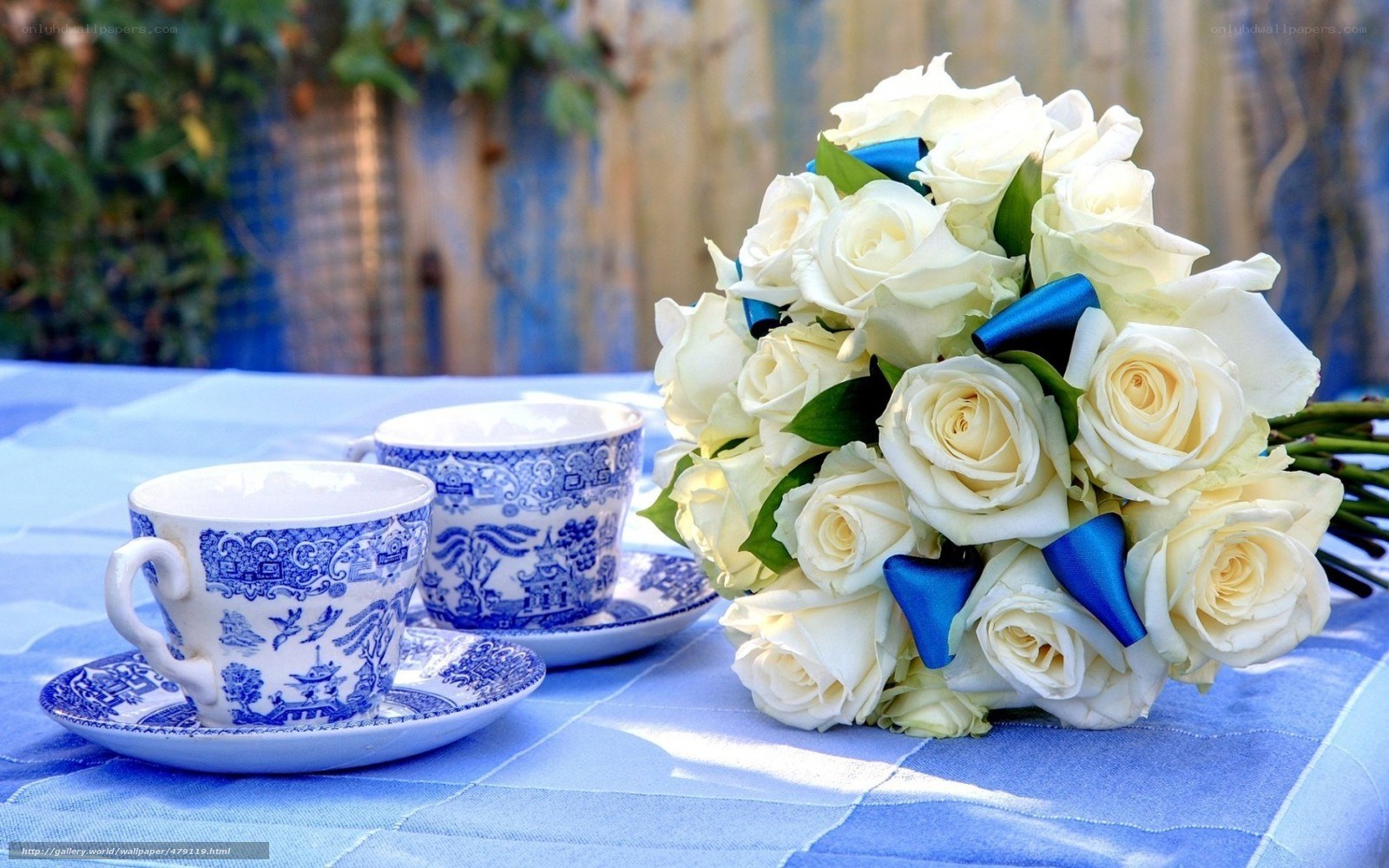 White roses and blue teacups