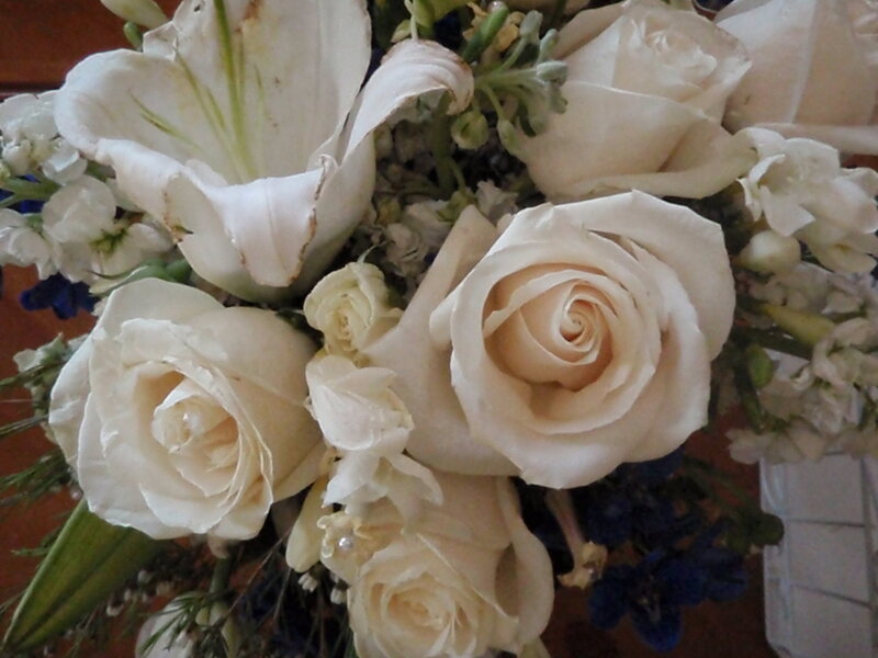 white roses and lilies bouquet