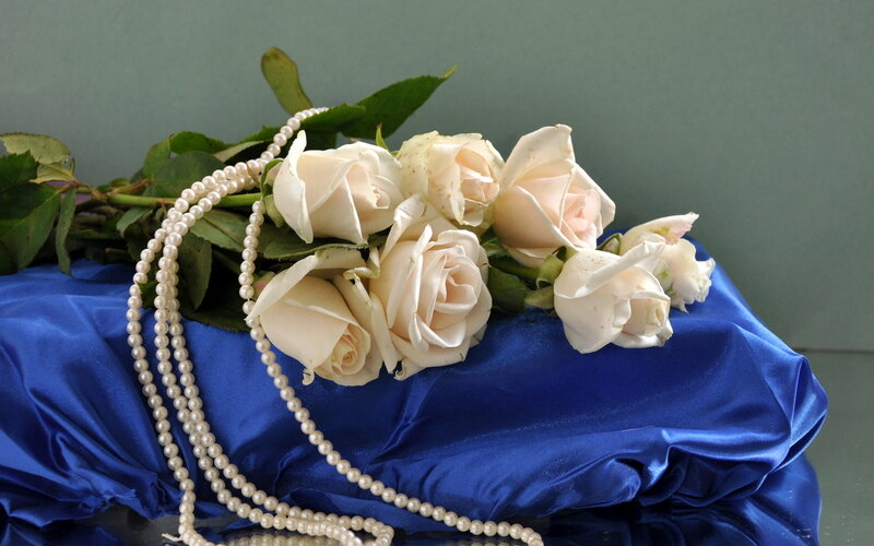 White Roses and Pearls — Blue, Serene