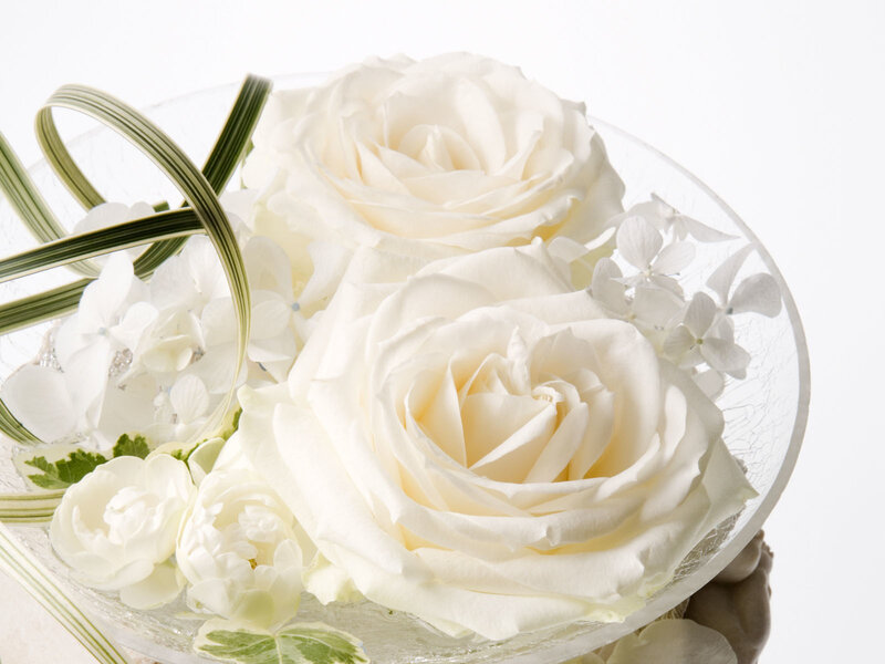 White roses in a glass bowl