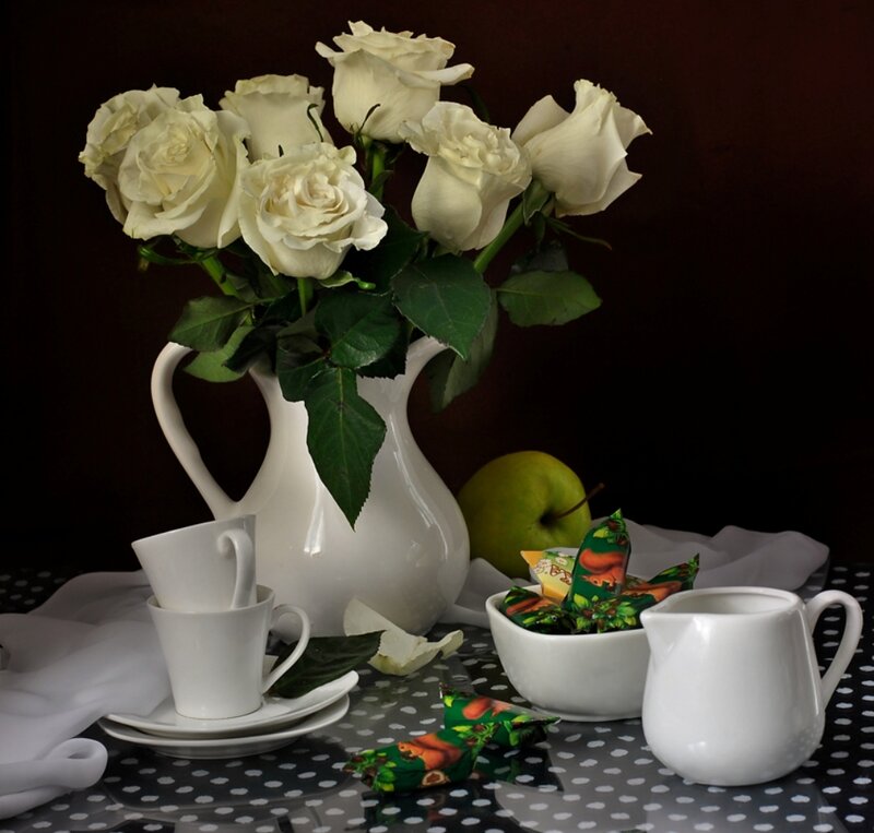 White Roses in a Vase — Dramatic, Photograph, Apples
