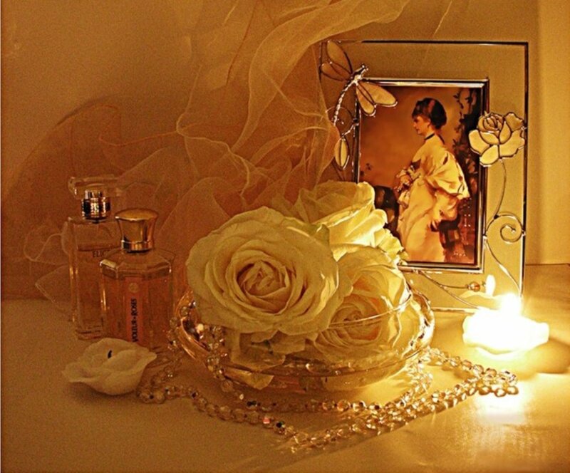 White Roses in Glass Bowl — Gold