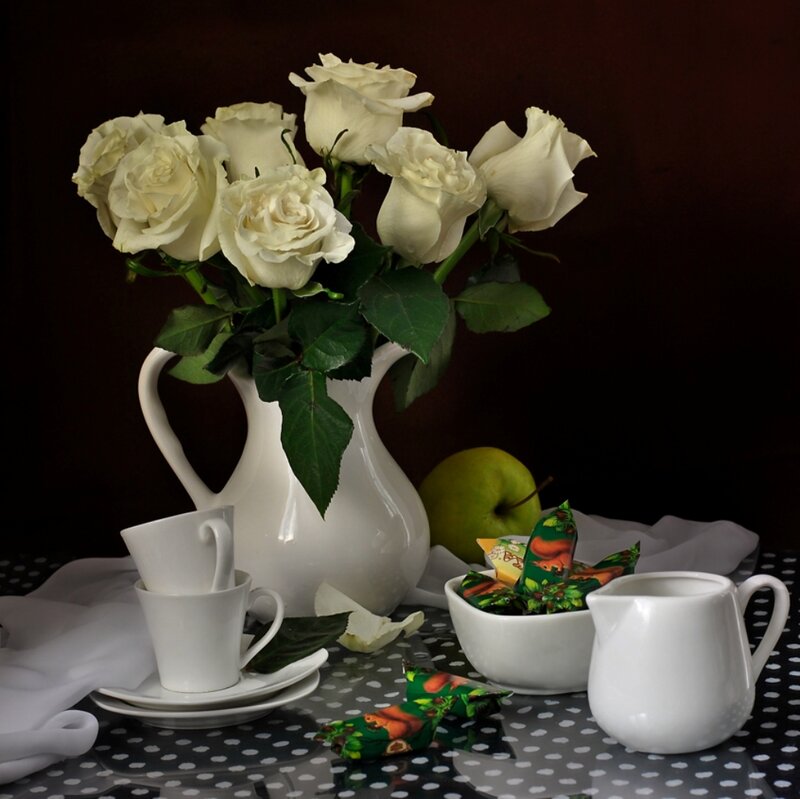 White Roses in Vase — Calm, Photograph, Apple