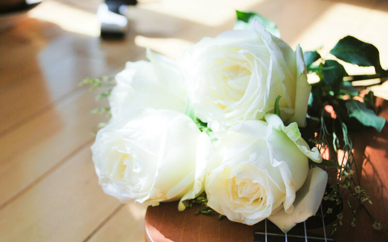 White Roses on Guitar
