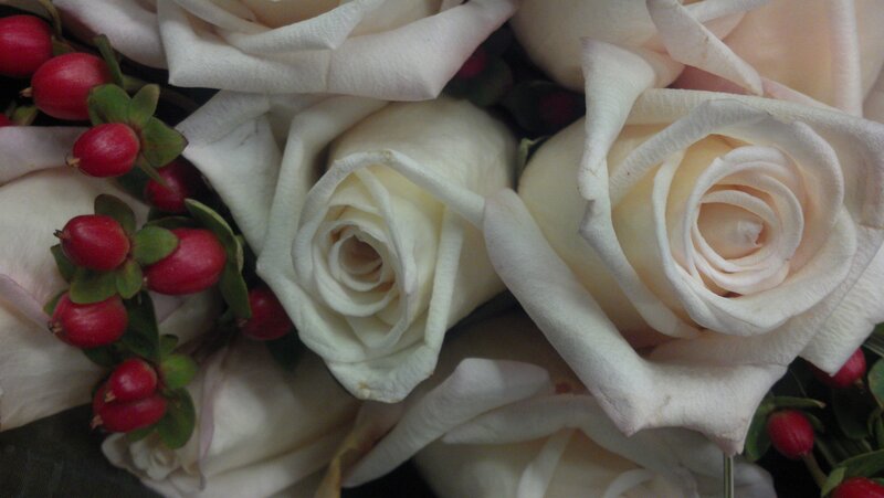 White Roses with Berries — Calm