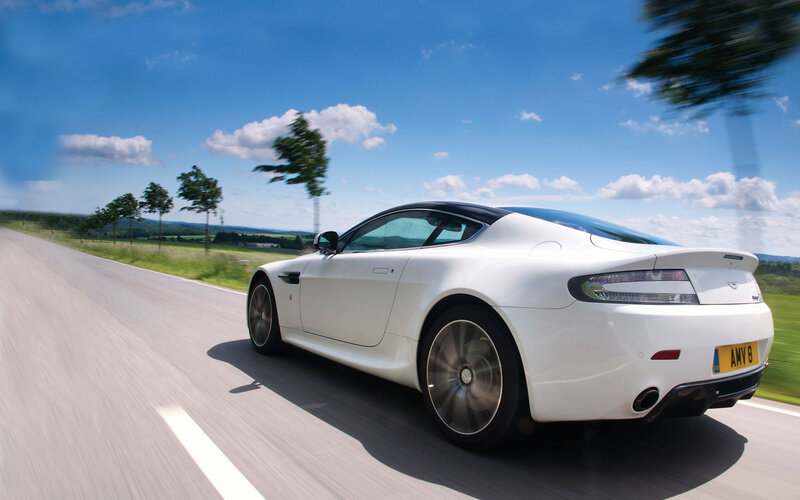 White Sports Car — Dynamic