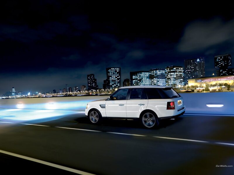 White SUV at Night — Dynamic
