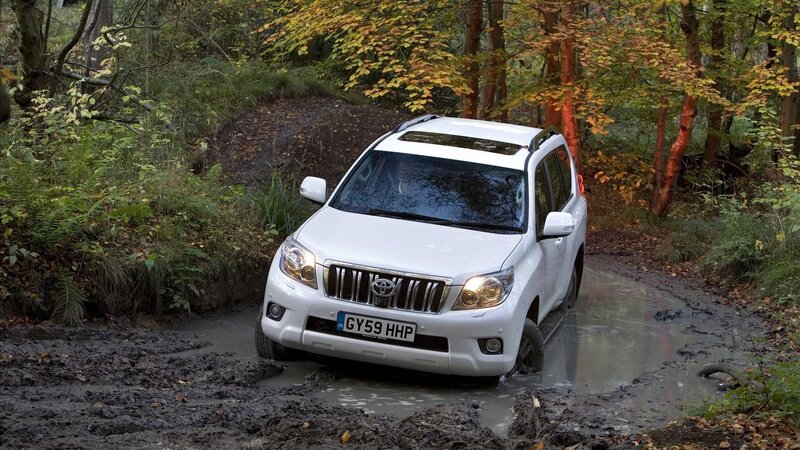 White Suv in Mud — Natural, Autumn