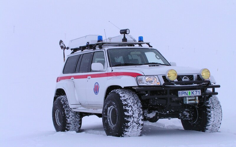 White SUV in Snow — Cold