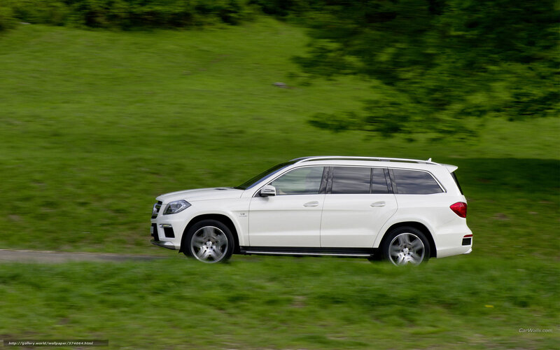 White SUV on Road — Dynamic, Photograph