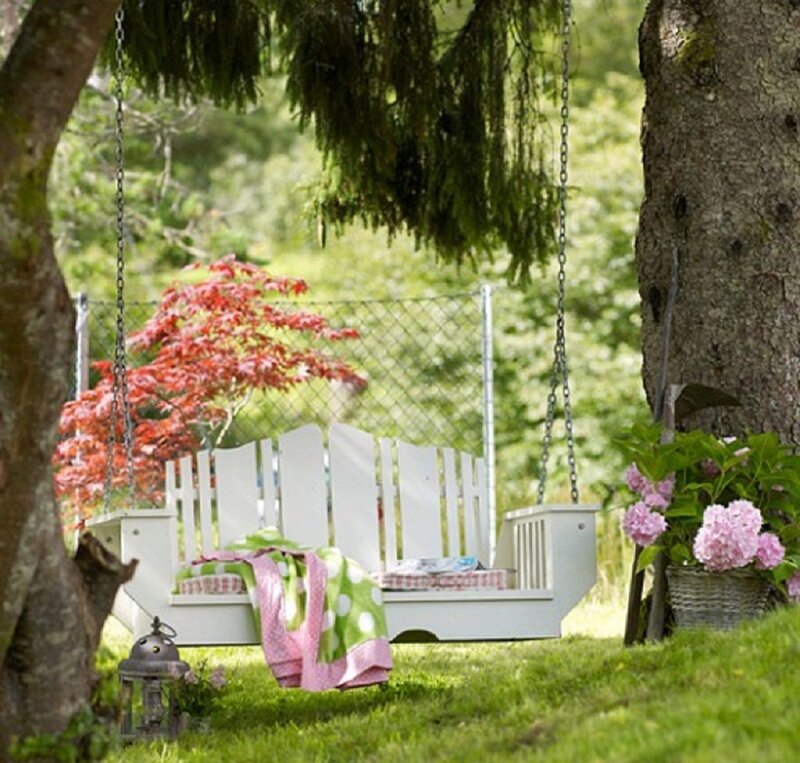 White Swing Bench — Green, Serene