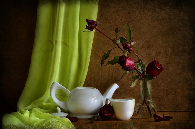 White Teapot with Roses — Green