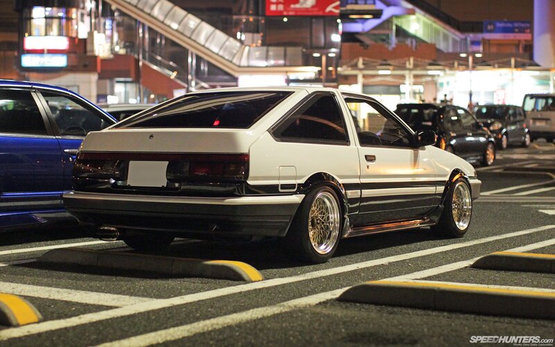 white toyota ae86 at night