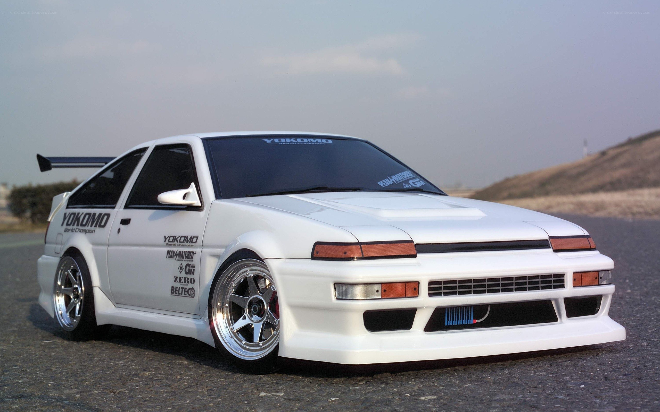white toyota ae86 race car