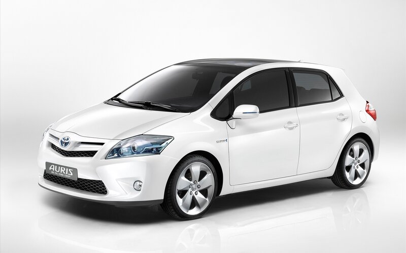White Toyota Auris Hybrid