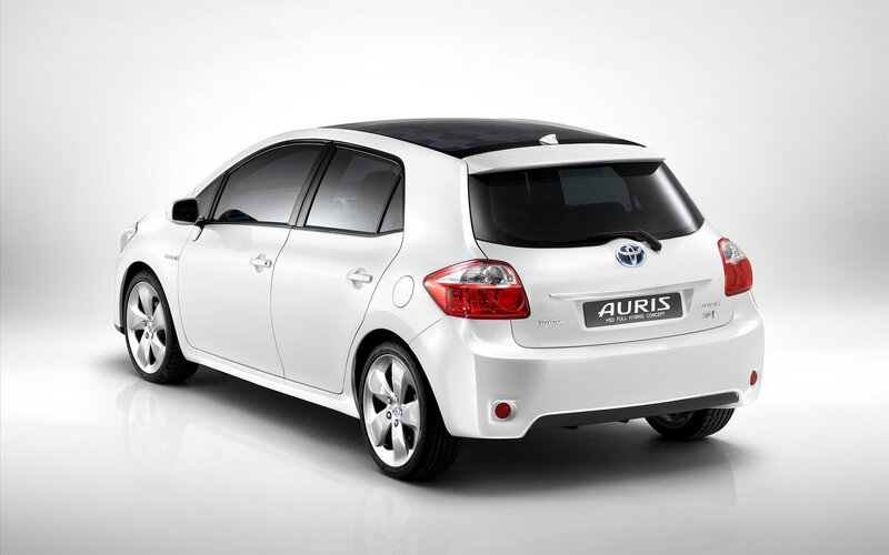 White Toyota Auris Hybrid