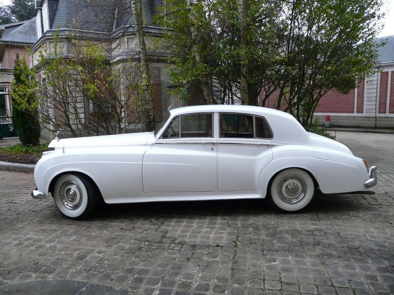 White Vintage Car — Calm, Photograph, Building