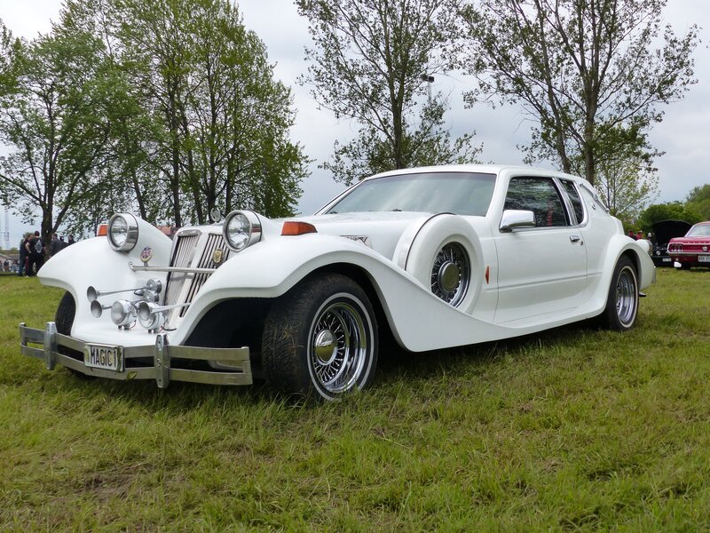 White Vintage Car — Calm, Spring