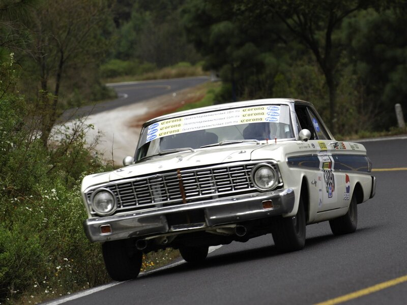 White Vintage Race Car — Dynamic