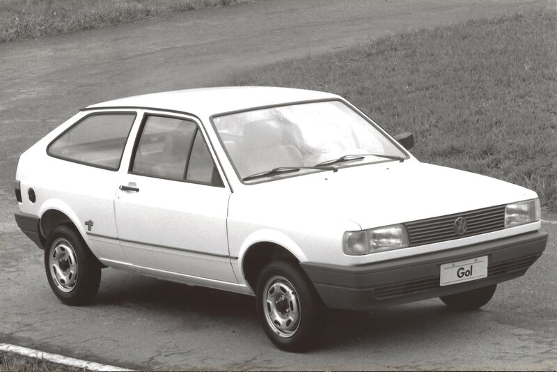 White Volkswagen Gol hatchback