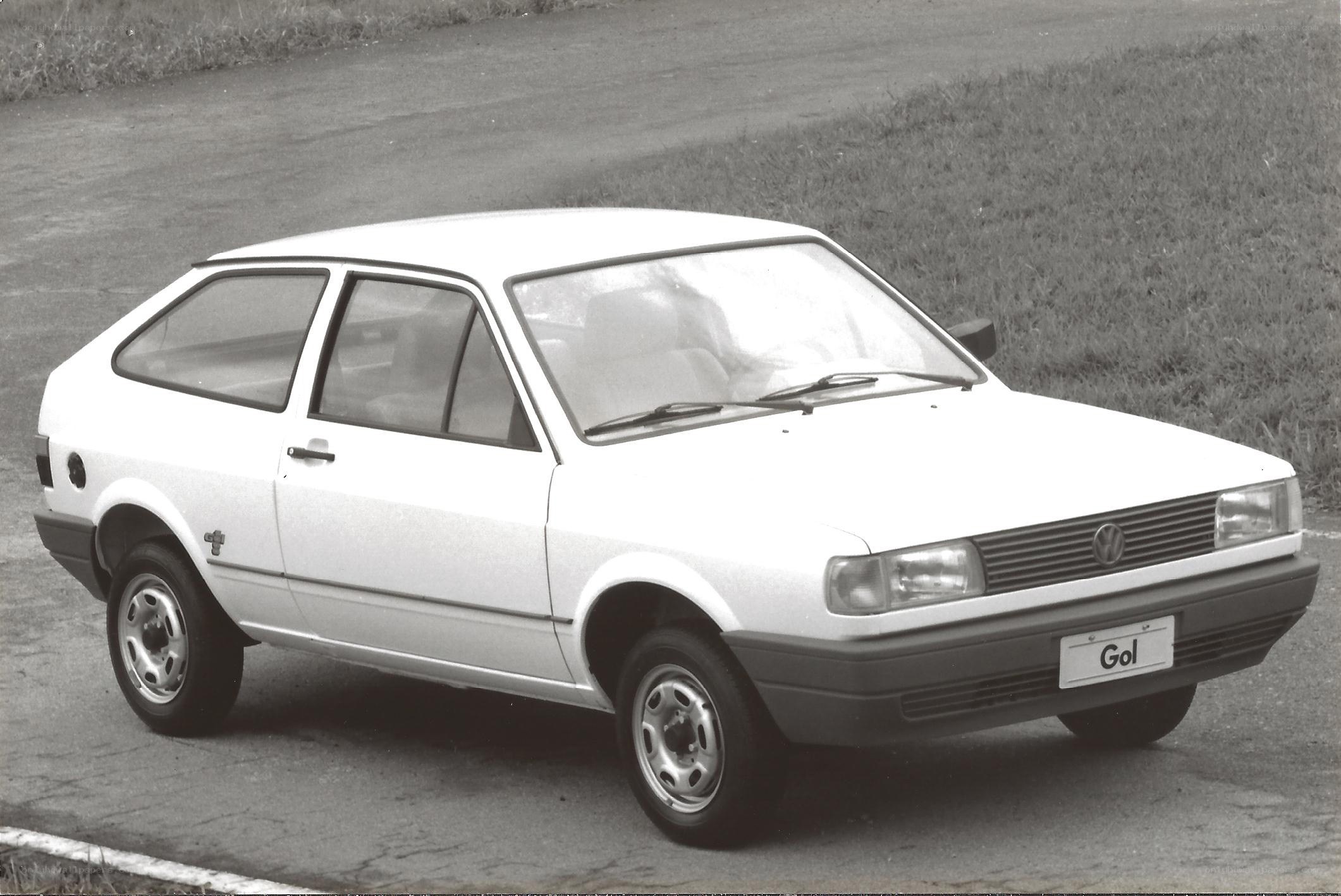 White Volkswagen Gol hatchback