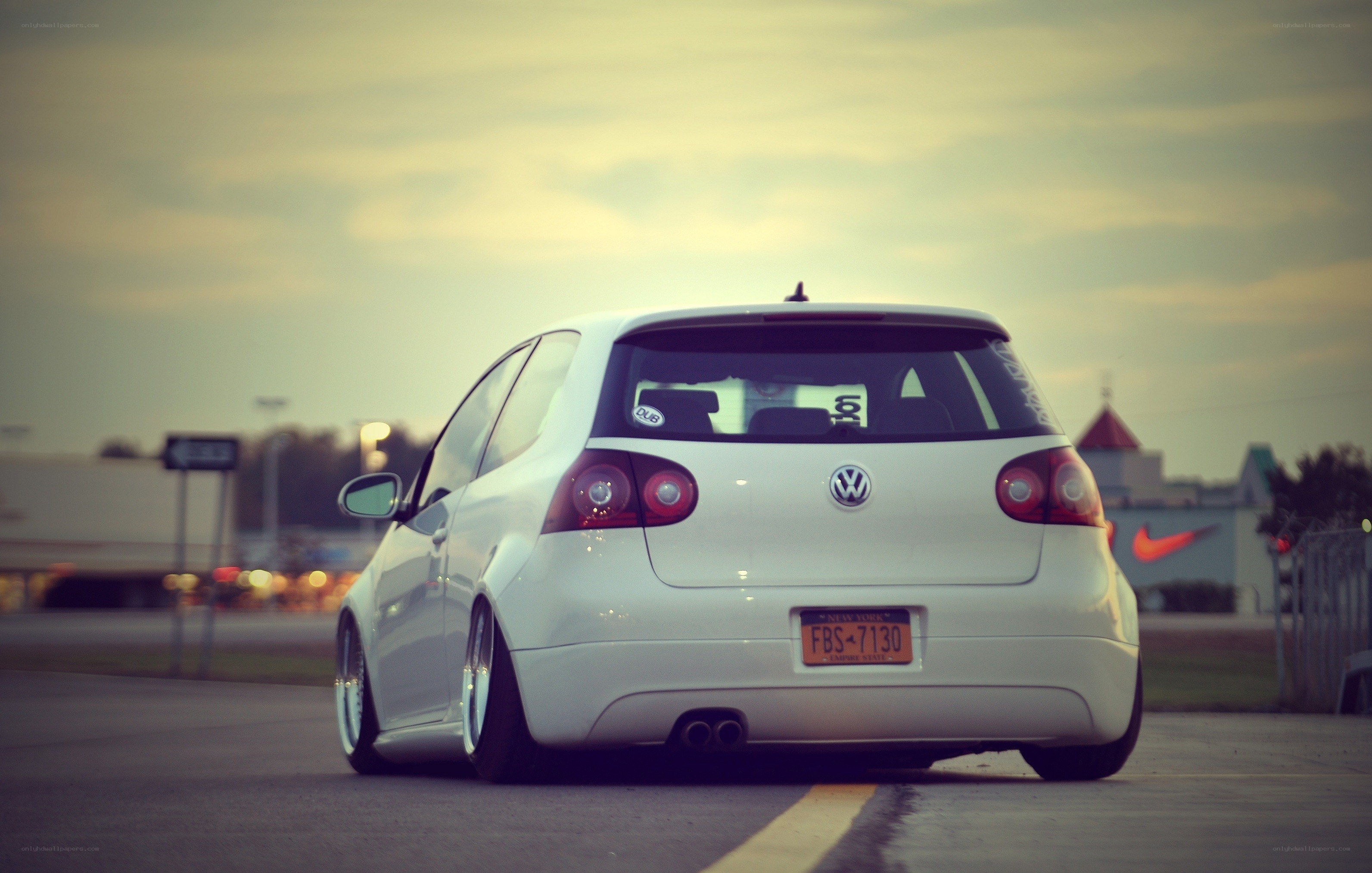 white volkswagen golf mk5