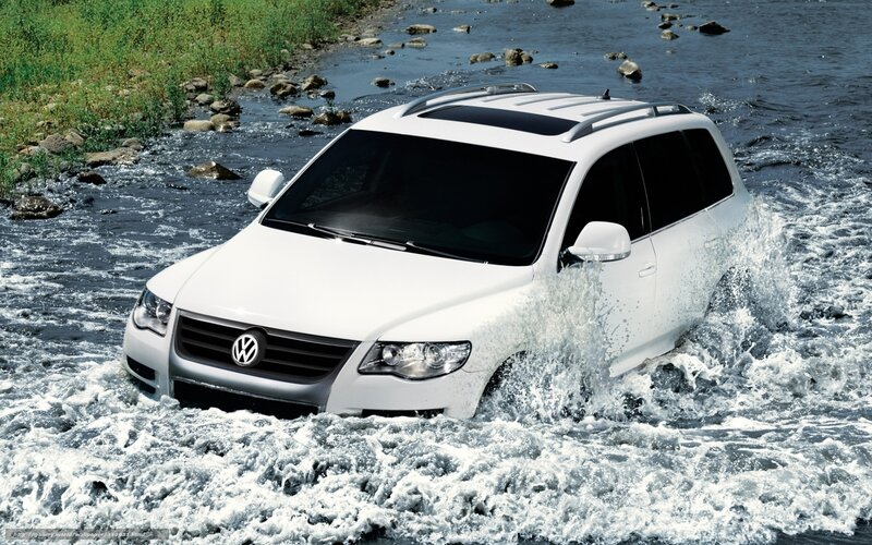 White Volkswagen Suv — Dynamic