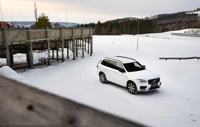 White Volvo Xc90 — Calm
