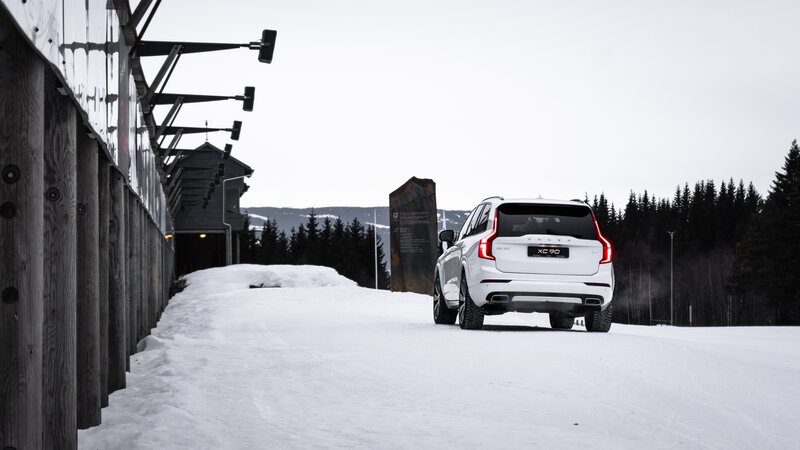 White Volvo Xc90 — Cold