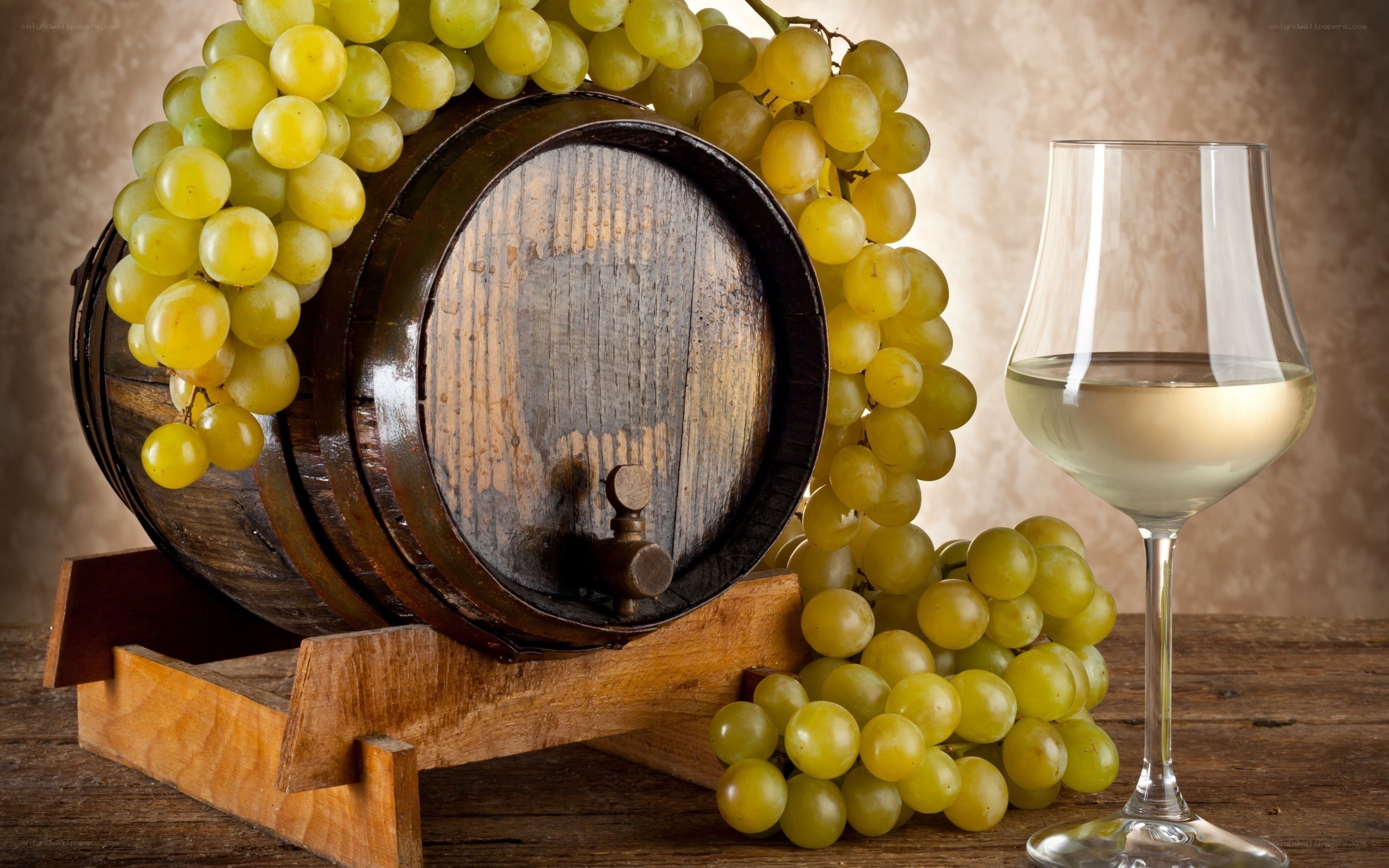 White wine and grapes